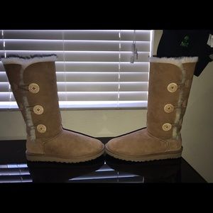 Bailey button Ugg’s, chestnut, never worn size 8.5